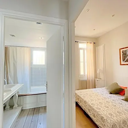 Iris Backcroisette كان