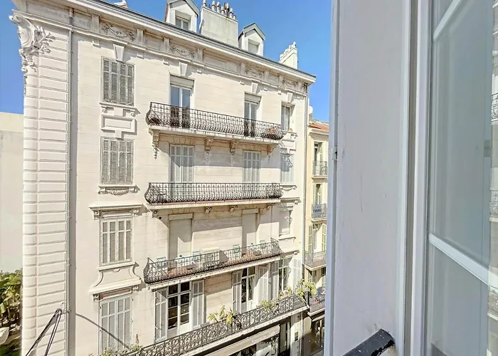 Iris Backcroisette Daire Cannes