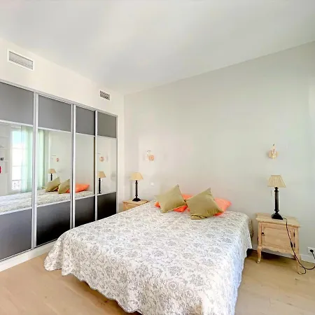 Apartment Iris Backcroisette